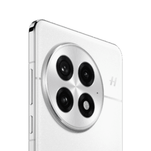 वनप्लस 13 की कीमत में भारी कमी, स्वतंत्रता दिवस सेल में मिल रहा है 7,000 रुपये तक का लाभ वनप्लस ने हाल ही में अपने प्रीमियम स्मार्टफोन वनप्लस 13 की कीमत में कटौती की है। स्वतंत्रता दिवस सेल के दौरान कंपनी इस फोन पर 7,000 रुपये तक की छूट दे रही है, जिससे यह फोन और भी आकर्षक बन गया है। यदि आप एक अच्छा स्मार्टफोन खरीदने की योजना बना रहे हैं, तो यह एक बेहतरीन मौका है, क्योंकि वनप्लस 13 बेहतरीन फीचर्स के साथ अब कम कीमत पर उपलब्ध है। वनप्लस 13 की नई कीमत (छूट के बाद) स्वतंत्रता दिवस सेल में वनप्लस 13 की कीमत 7,000 रुपये कम हो गई है। पहले यह फोन 69,999 रुपये में उपलब्ध था, लेकिन अब आप इसे केवल 62,999 रुपये में खरीद सकते हैं। यह छूट अमेज़न, फ्लिपकार्ट और वनप्लस की वेबसाइट पर उपलब्ध है। वनप्लस 13 के मुख्य फीचर्स वनप्लस 13 एक उत्कृष्ट स्मार्टफोन है जो शानदार प्रदर्शन, कैमरा और डिस्प्ले के साथ आता है। आइए, इसके मुख्य विशेषताओं पर एक नज़र डालते हैं: 1. शक्तिशाली प्रदर्शन (Snapdragon 8 Gen 3) वनप्लस 13 में क्वालकॉम का नया Snapdragon 8 Gen 3 प्रोसेसर है, जो गेमिंग और मल्टीटास्किंग के लिए बहुत शक्तिशाली है। 12GB/16GB रैम के साथ यह फोन बड़े ऐप्स है। 2. बेहतरीन 2K डिस्प्ले (LTPO AMOLED स्क्रीन) इस फोन में 6.7 इंच का 2K रेजोल्यूशन वाला LTPO AMOLED डिस्प्ले है, जो 120Hz रिफ्रेश रेट के साथ आता है। यह स्क्रीन एचडीआर10+ प्रमाणित है और इसकी ब्राइटनेस 2600 निट्स तक है, जिससे धूप में भी सब कुछ स्पष्ट दिखता है। 3. शानदार कैमरा (50MP हसलब्लैड कैमरा) वनप्लस 13 में 50MP का सोनी IMX989 सेंसर वाला मुख्य कैमरा है, जो हसलब्लैड के साथ मिलकर बेहतरीन फोटो खींचने का अनुभव देता है। इसके अलावा, इसमें 48MP का अल्ट्रा-वाइड कैमरा और 64MP का टेलीफोटो लेंस भी है, जो 3x ऑप्टिकल जूम को सपोर्ट करता है। 4. लंबी चलने वाली बैटरी (5000mAh + 100W फास्ट चार्जिंग) इस फोन में 5000mAh की बड़ी बैटरी है, जो 100W सुपरवूक चार्जिंग के साथ आती है। इससे फोन सिर्फ 25 मिनट में पूरी तरह चार्ज हो जाता है। इसमें 50W वायरलेस चार्जिंग भी उपलब्ध है। 5. ऑक्सीजनOS (Android 14 पर आधारित) वनप्लस 13 ऑक्सीजनOS के साथ आता है, जो Android 14 पर आधारित है। यह सॉफ्टवेयर सुगम और स्वच्छ अनुभव प्रदान करता है, साथ ही लंबे समय तक सॉफ्टवेयर अपडेट भी मिलते रहेंगे। स्वतंत्रता दिवस सेल में और क्या ऑफर हैं? एक्सचेंज ऑफर: पुराने फोन पर अतिरिक्त छूट। बिना ब्याज की किश्तें: 6 महीने तक बिना ब्याज के किश्तों पर फोन ले सकते हैं। मुफ्त वनप्लस बड्स Z2: कुछ बैंक ऑफर्स के साथ मुफ्त वायरलेस ईयरफोन्स। क्या वनप्लस 13 खरीदना उचित है? (निष्कर्ष) अगर आपको बेहतर प्रदर्शन, कैमरा और डिस्प्ले वाला एक उच्च स्तर का स्मार्टफोन चाहिए, तो 7,000 रुपये की छूट के बाद वनप्लस 13 एक आकर्षक सौदा है। इसकी तुलना सैमसंग Galaxy S23 और आईफोन 15 से की जा सकती है, लेकिन वनप्लस 13 की कीमत और विशेषताएं इसे एक बेहतर विकल्प बनाती हैं। अंत में स्वतंत्रता दिवस सेल में वनप्लस 13 पर मिल रही यह छूट उन लोगों के लिए एक शानदार अवसर है जो कम कीमत में एक शानदार स्मार्टफोन खरीदना चाहते हैं। यदि आप भी इस प्रस्ताव का लाभ उठाना चाहते हैं, तो जल्दी करें, क्योंकि स्टॉक सीमित हो सकता है! 